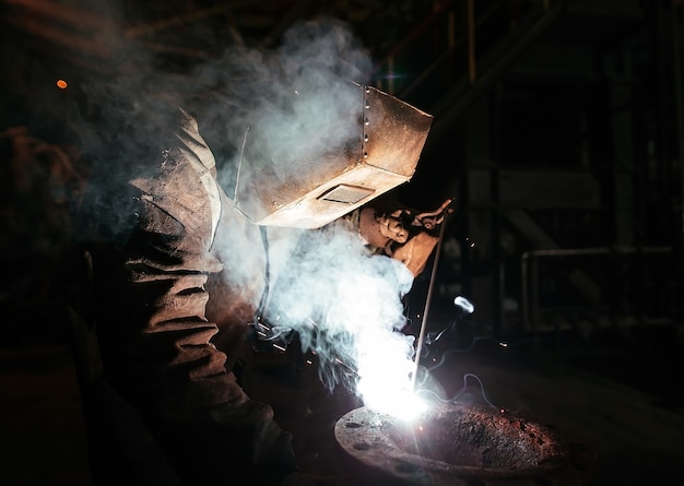 Ouvrier industriel à l'usine de soudage libre