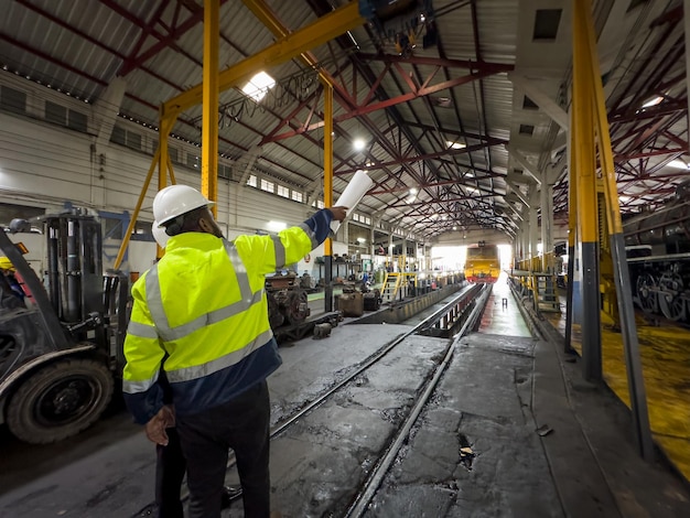 Ouvrier d'ingénierie professionnel Contrôle de la qualité de l'homme Vérification de l'entretien en usine