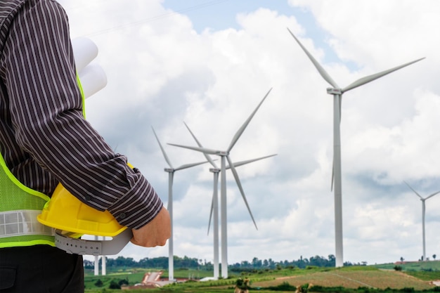 Ouvrier ingénieur sur le chantier de construction d'une centrale éolienne