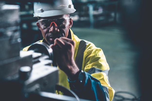 Ouvrier ou ingénieur d'usine fait un travail de machine dans un atelier de fabrication adepte