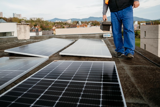 Ouvrier installant de nouveaux panneaux solaires Eco concept énergie alternative Photo de couverture