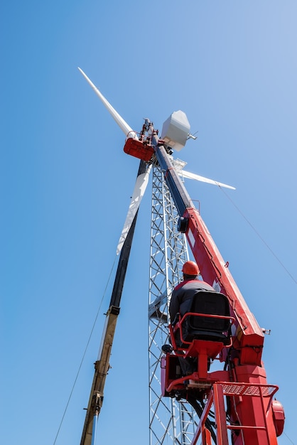 Ouvrier opérateur de plate-forme élévatrice sur le lieu de travail Installation d'éolienne Russie