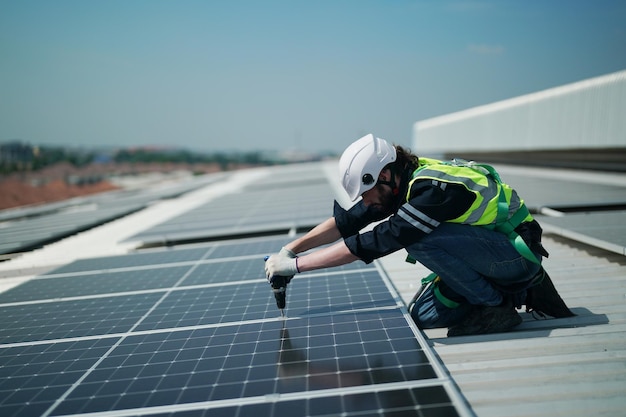 Ouvrier professionnel installant des panneaux solaires sur le toit d'une maison