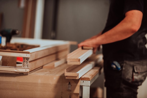 Un ouvrier qualifié de l'industrie du bois utilise habilement des machines modernes pour traiter et