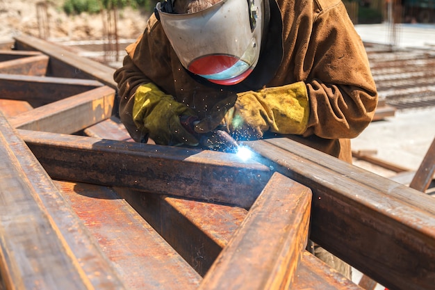 Ouvrier Soudeur Dans Une Usine. Soudage Sur Une Installation Industrielle.