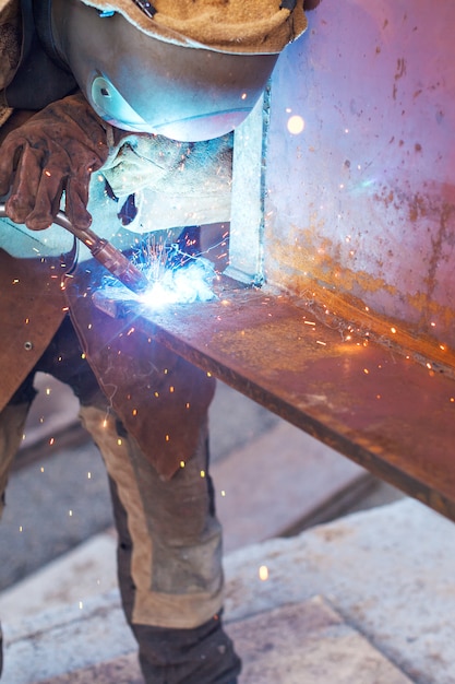 Ouvrier soudeur dans une usine. Soudage sur une installation industrielle