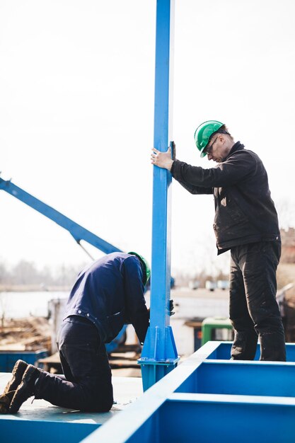 Photo ouvrier travaillant sur le chantier de construction du chantier naval