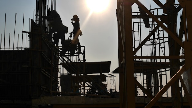 Ouvrier travaillant sur un chantier de construction, le travailleur a mis du ciment renforcé sous la forme