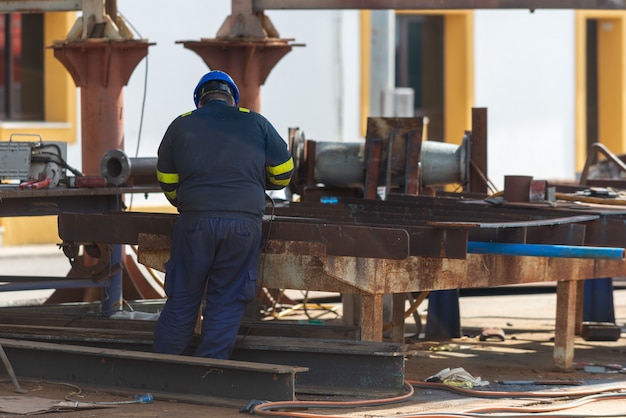 Photo ouvrier travaillant sur un chantier de réparation navale