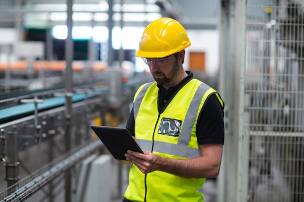 Ouvrier d'usine à l'aide d'une tablette numérique