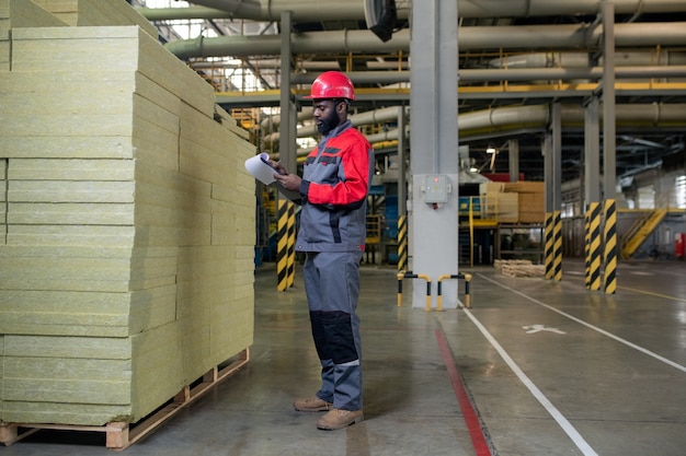 Ouvrier d'usine comptant des matériaux