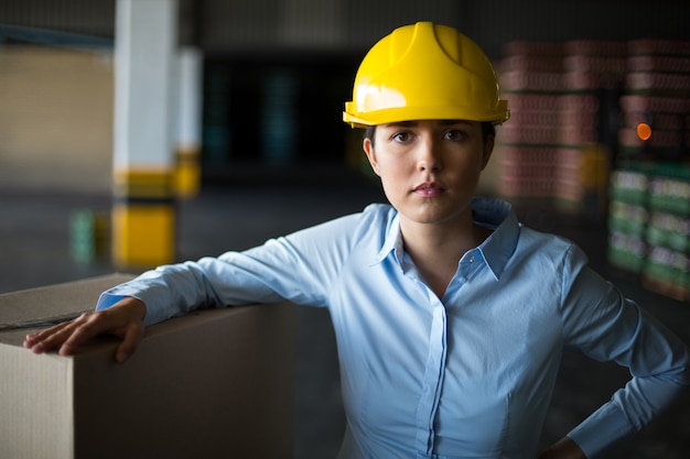 Ouvrier d'usine debout avec la main sur la hanche en usine