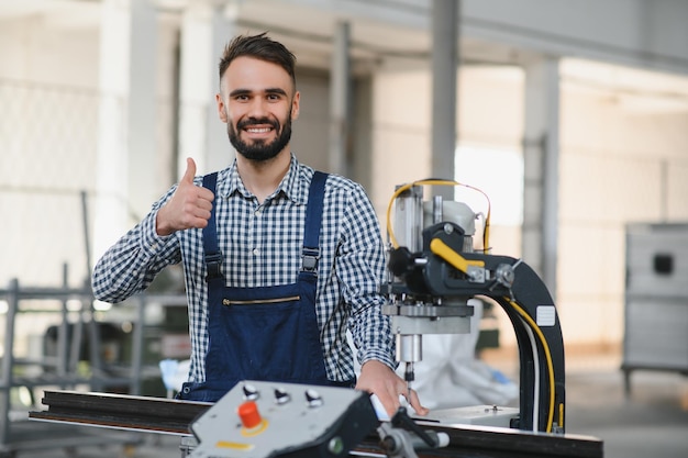 Ouvrier d'usine Homme travaillant sur la chaîne de production