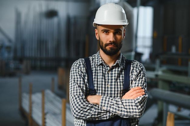 Photo ouvrier d'usine homme travaillant sur la chaîne de production