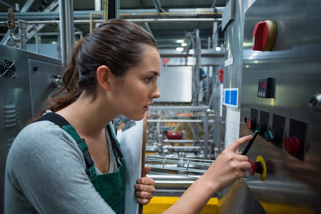 Ouvrier d'usine machine d'exploitation