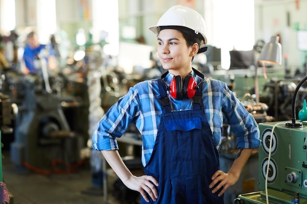 Ouvrier d'usine qualifié et déterminé