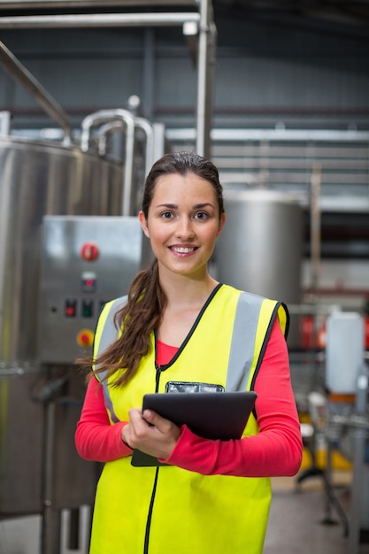 Ouvrier d'usine tenant une tablette numérique