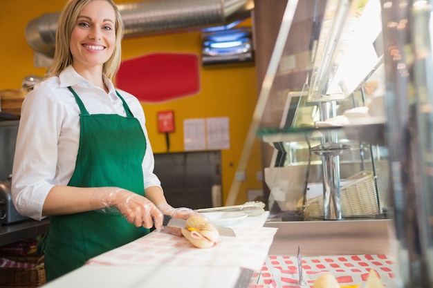 Ouvrière, couper, sandwich, sur, comptoir