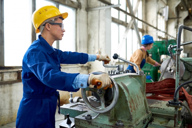 Ouvrière émancipée en usine