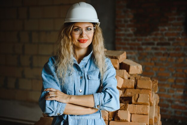 Ouvrière d'entrepôt. Constructeur de femme au casque.