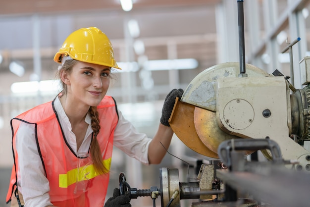 Ouvrière travaillant dans la production en ligne dans une usine industrielle