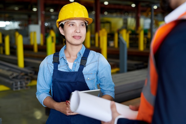 Ouvrière d'usine à l'écoute du contremaître