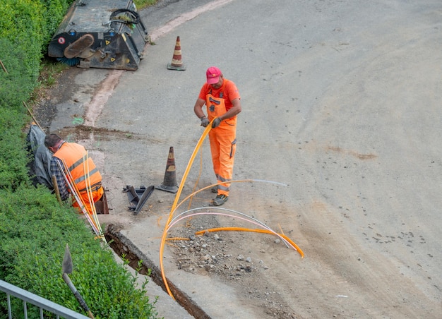 Ouvriers au travail pour enterrer les câbles du réseau ultrarapide