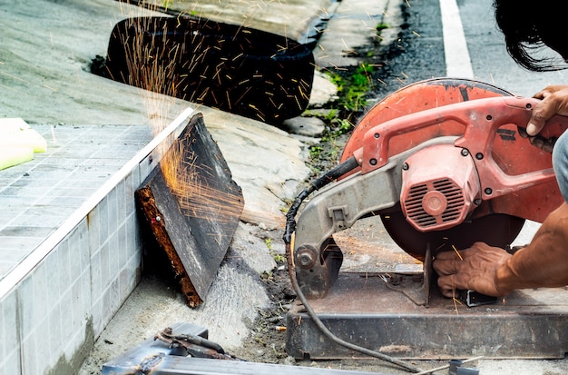 Les ouvriers coupent l&#39;acier. Avec des outils de coupe en acier.