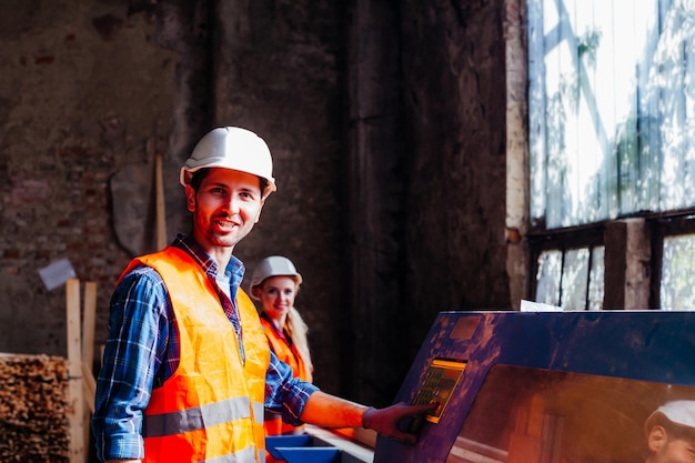 Ouvriers sur la ligne de production de fabrication d'usine de bois