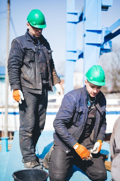 Photo ouvriers travaillant sur le chantier de construction du chantier naval