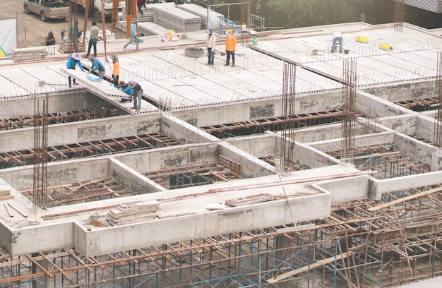 Ouvriers travaillant sur le site de constraction pour former le nouveau bâtiment Udonthani en Thaïlande.