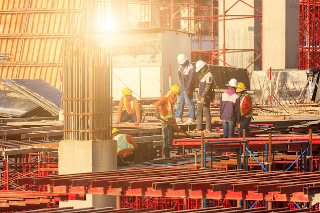 Ouvriers travaillant sur un site de construction moderne à Bangkok, en Thaïlande.