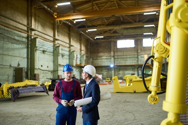 Photo ouvriers d'usine en atelier