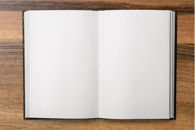 Ouvrir un cahier vide sur fond de bois