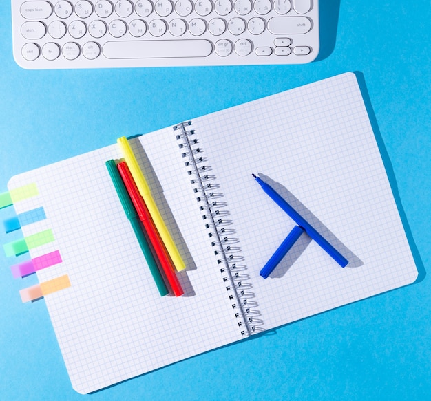 Photo ouvrir les marqueurs de cahier et le clavier