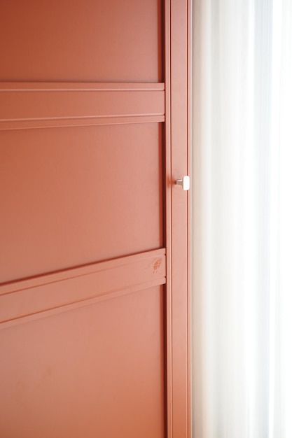 Ouvrir la porte de l'armoire de la chambre à coucher à la maison