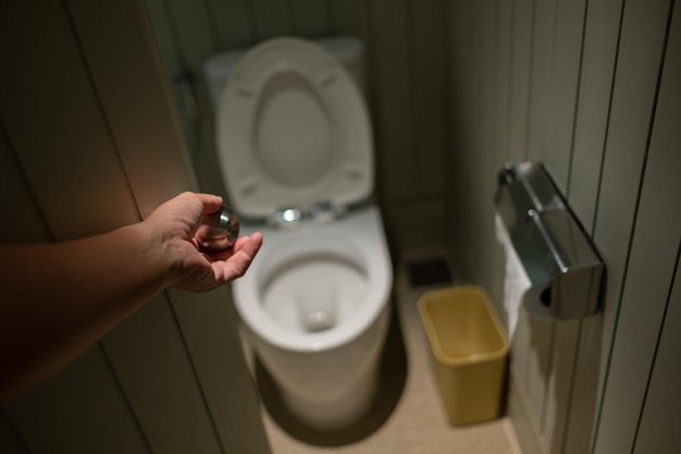 Ouvrir la porte de la salle de bain aller aux toilettes