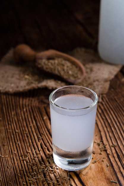 Ouzo congelé dans un verre à liqueur