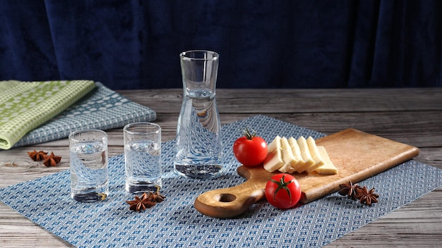 Ouzo grec traditionnel dans des verres à liqueur avec des amuse-gueules