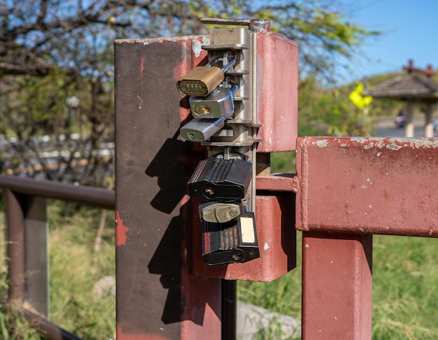 Overkill avec six cadenas différents pour empêcher l'ouverture d'une porte en métal