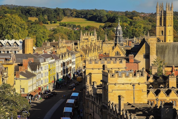 Photo oxford royaume-uni 20 septembre 2019 vues de la rue principale occupée d'oxford avec des bus à deux étages sur la route