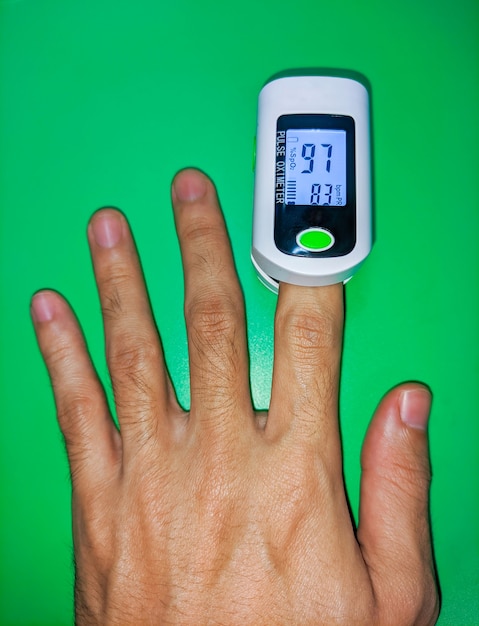 oxymètre de pouls instrument de mesure de la saturation en oxygène du sang sur le doigt concept médical soins de santé