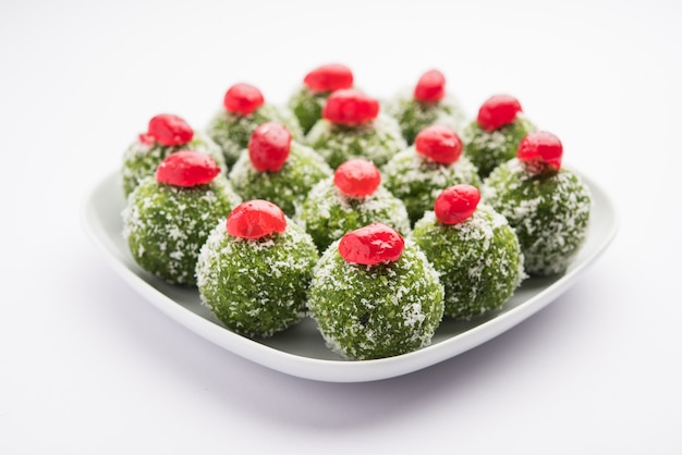 Paan Coconut Laddu ou Ladoo - Feuilles de bétel mélangées avec du nariyal et du sucre pour faire des boules sucrées au goût de casserole