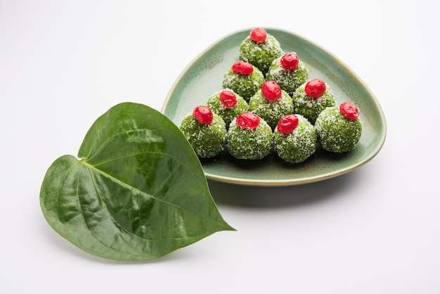 Paan Coconut Laddu ou Ladoo - Feuilles de bétel mélangées avec du nariyal et du sucre pour faire des boules sucrées au goût de casserole