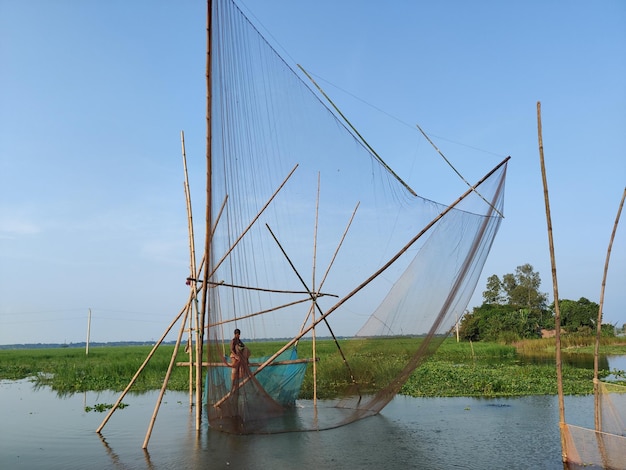 Pabna, Bangladesh - 17 septembre 2022 fishnet avec pêcheur à la rivière, Bangladesh.