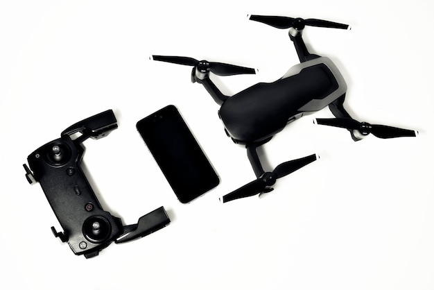 Photo pack drone et smartphone sur fond blanc