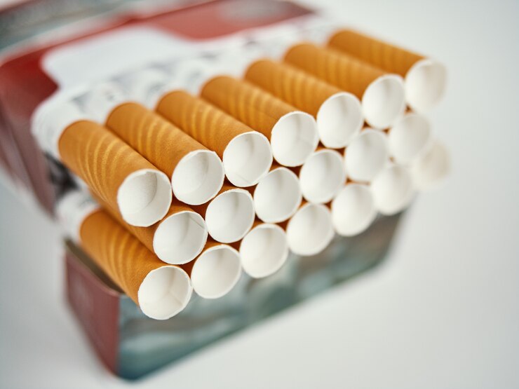 Pack plein de cigarettes filtrées sur une surface grise
