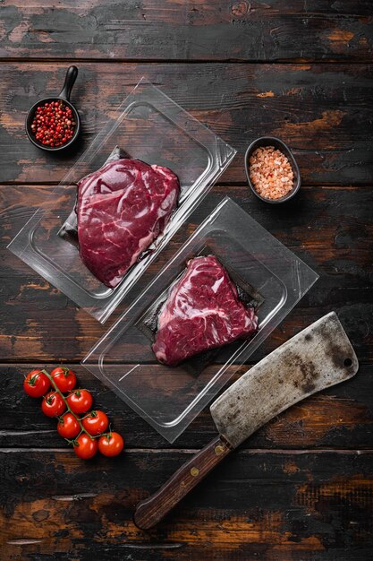 Pack de rumsteck de boeuf sur une vieille table en bois sombre fond vue de dessus mise à plat