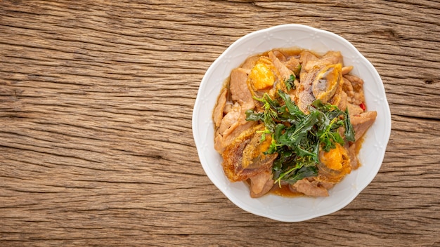 Pad Ka Prao Kai Yeow Ma, cuisine thaïlandaise, œuf du siècle sauté au basilic et porc aux feuilles de basilic croustillantes