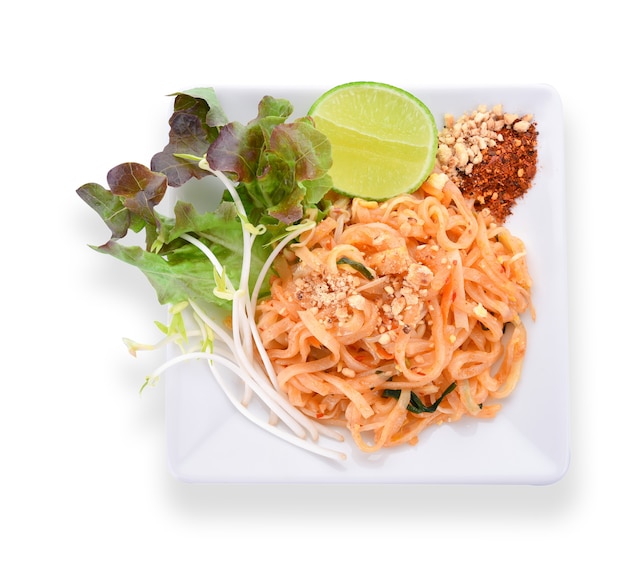 Pad thai isolé sur fond blanc